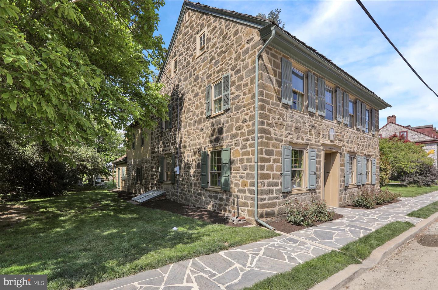 27 E Main St — photo