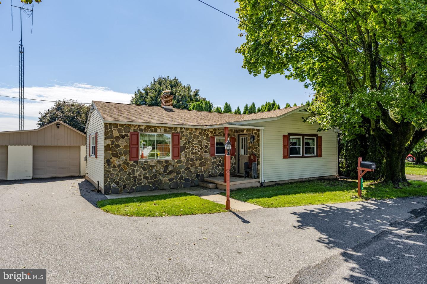 426 E 28th Division Highway, Lititz, PA 17543 — photo 2