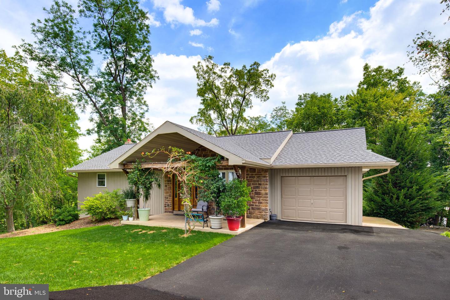 78 Parkview Dr — photo