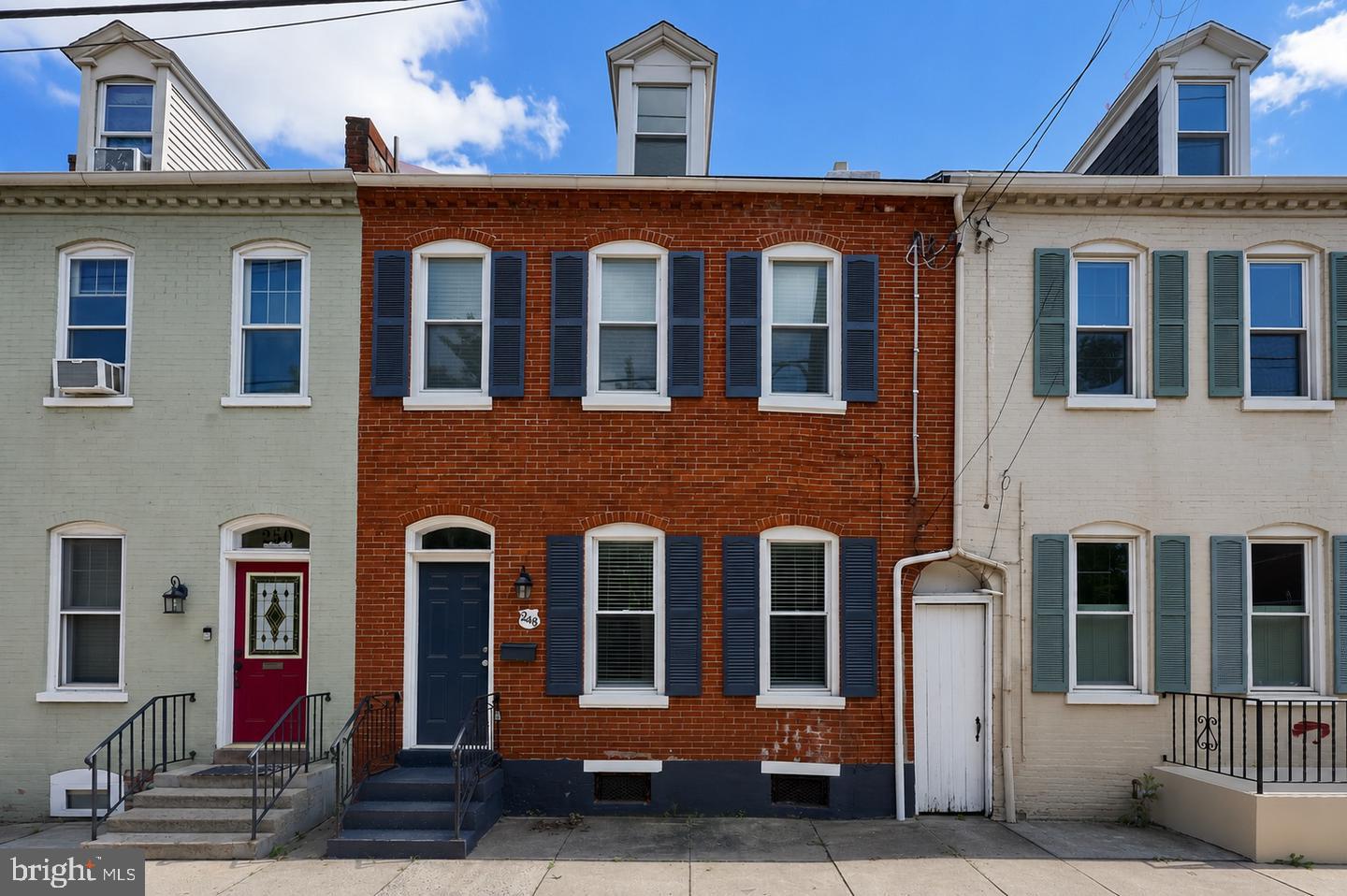 248 E Walnut St — photo