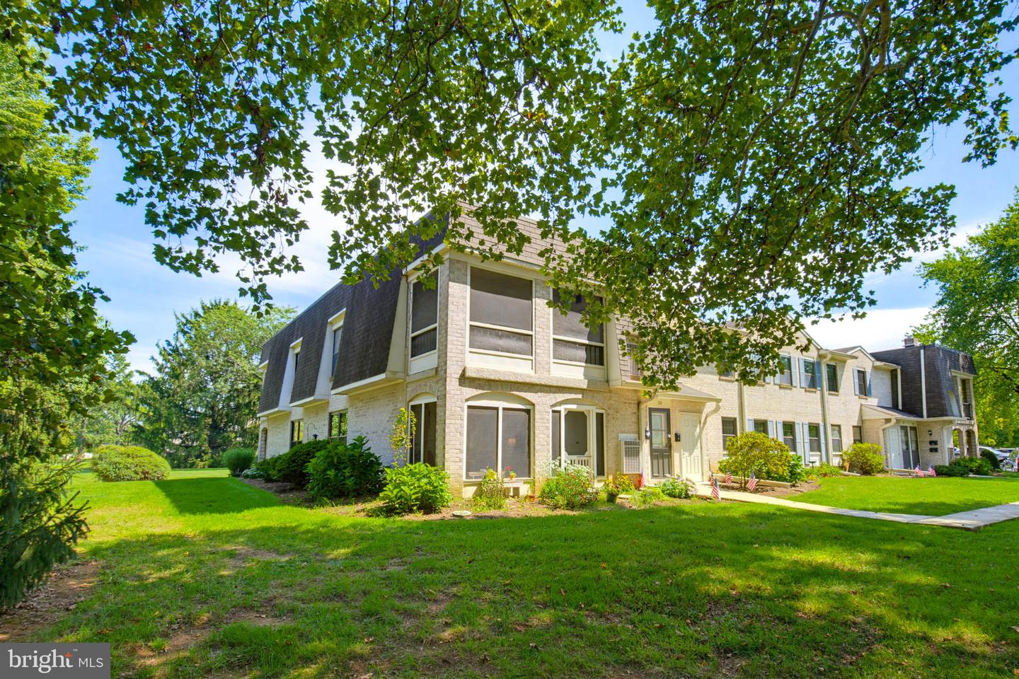 111 Valleybrook Dr — photo
