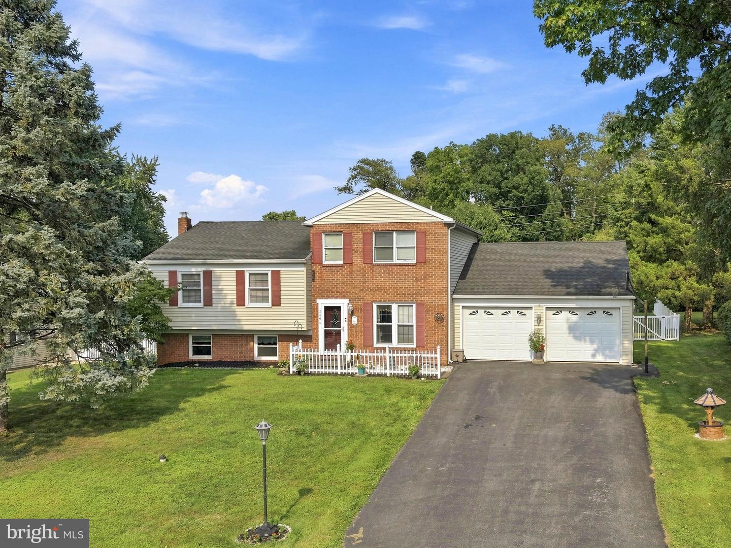 2494 Ellendale Dr — photo
