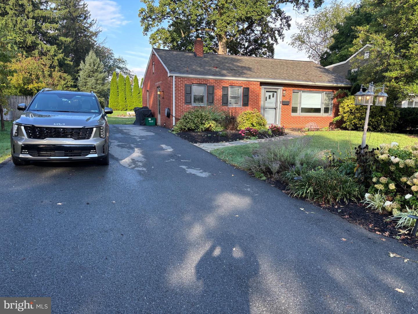 1882 Manor Ridge Dr — photo