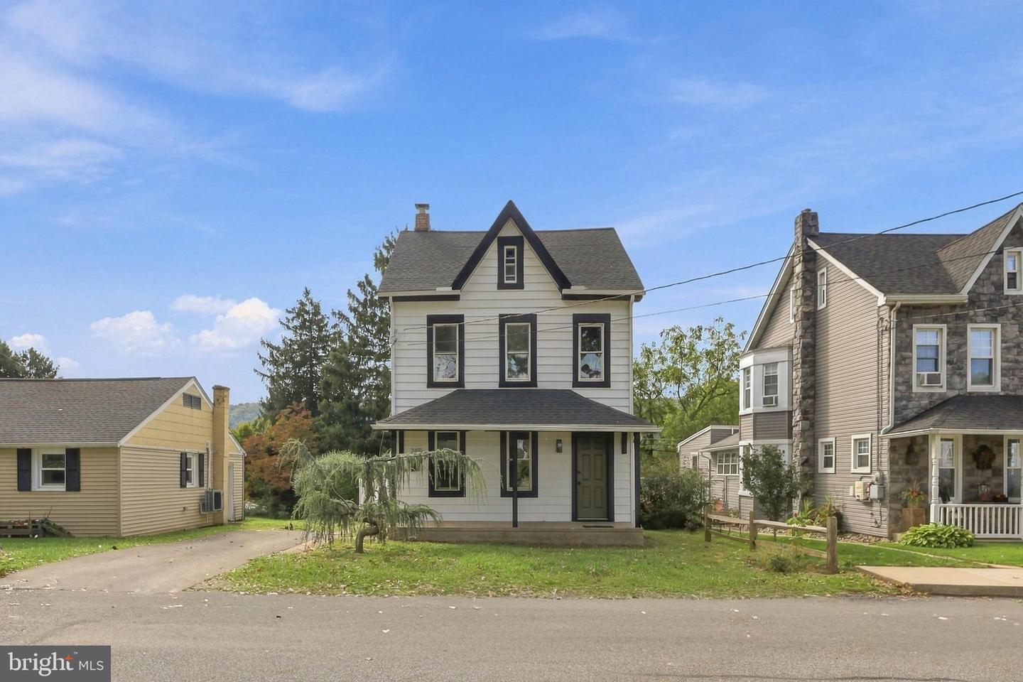 345 E Walnut St — photo