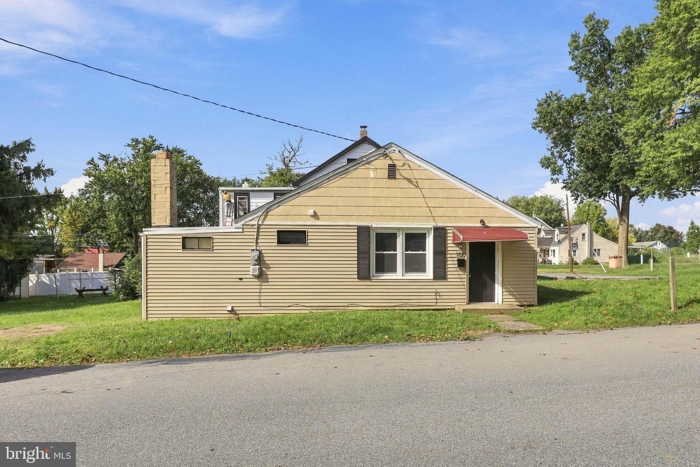 100 N Pine St — photo