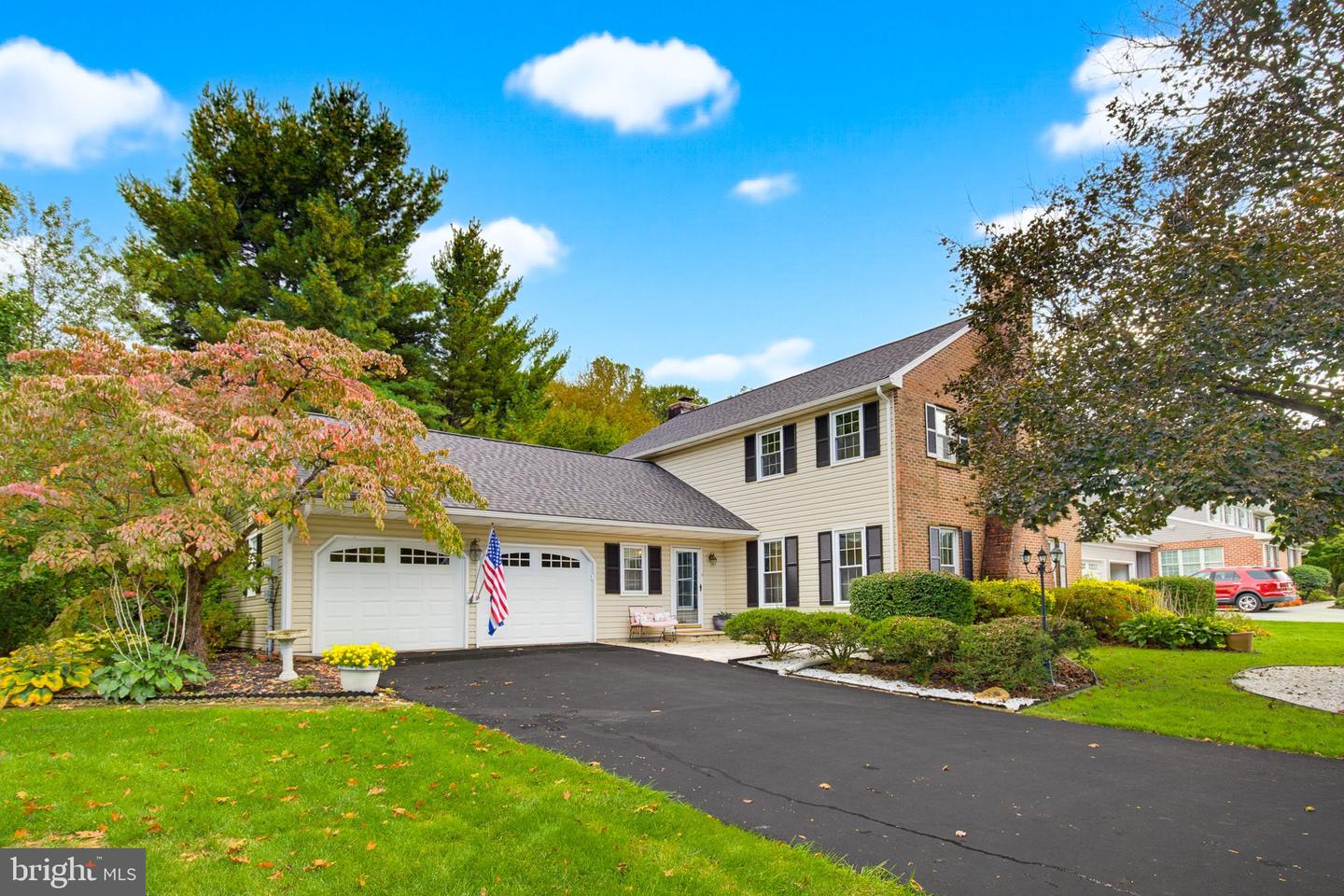 2584 Woodview Dr — photo