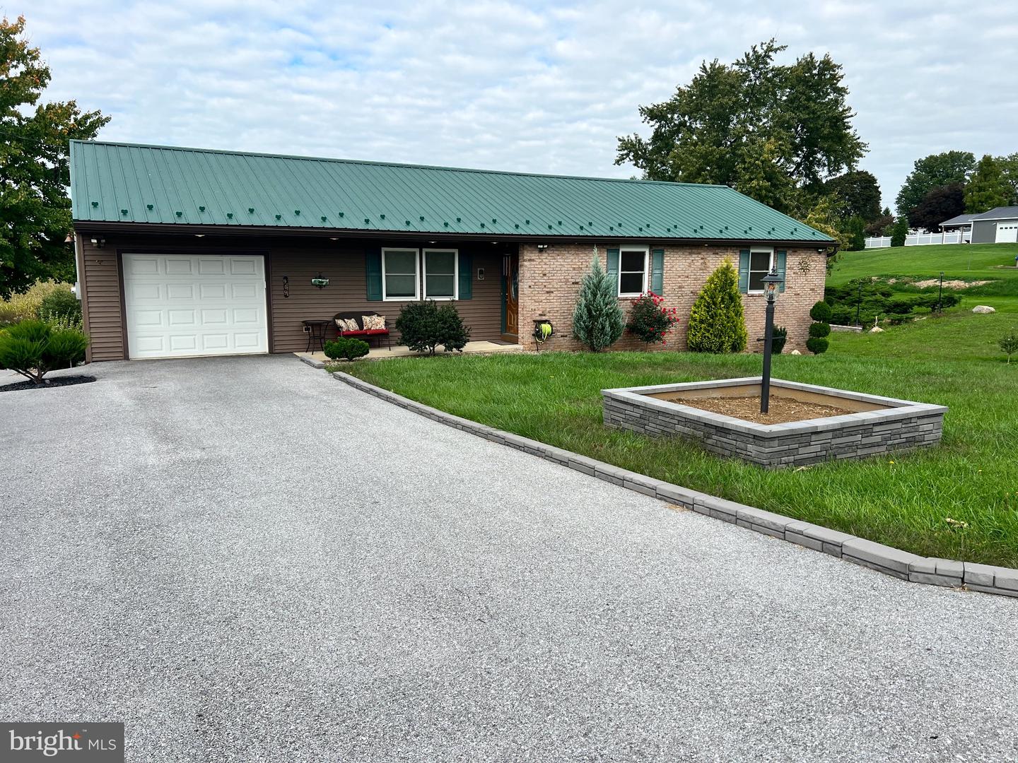 949 Snyder Rd — photo