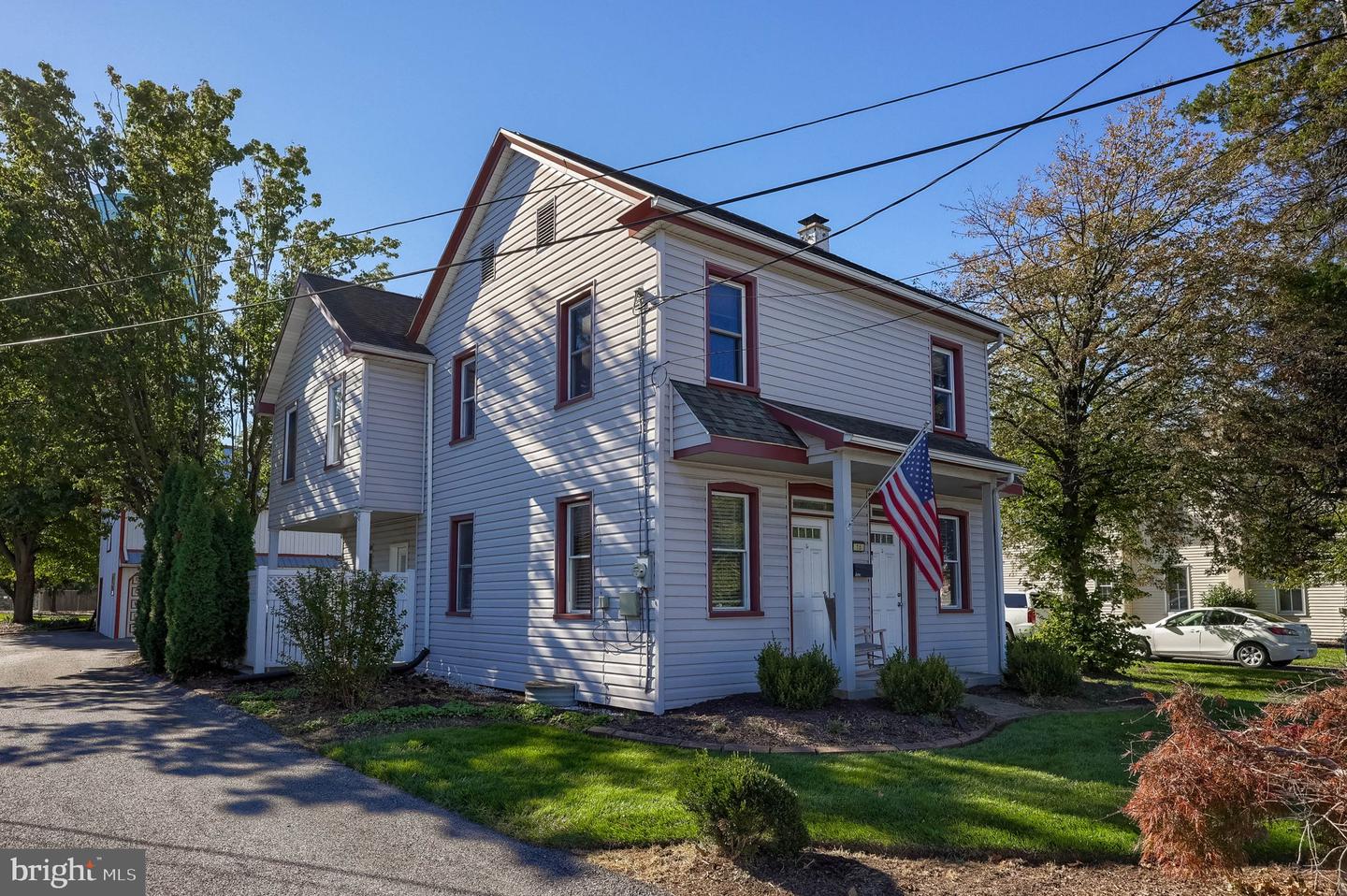 16 W Main St — photo