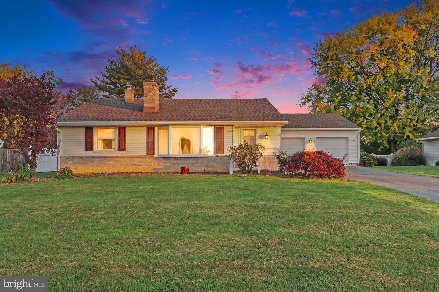 819 Darby Ln — photo