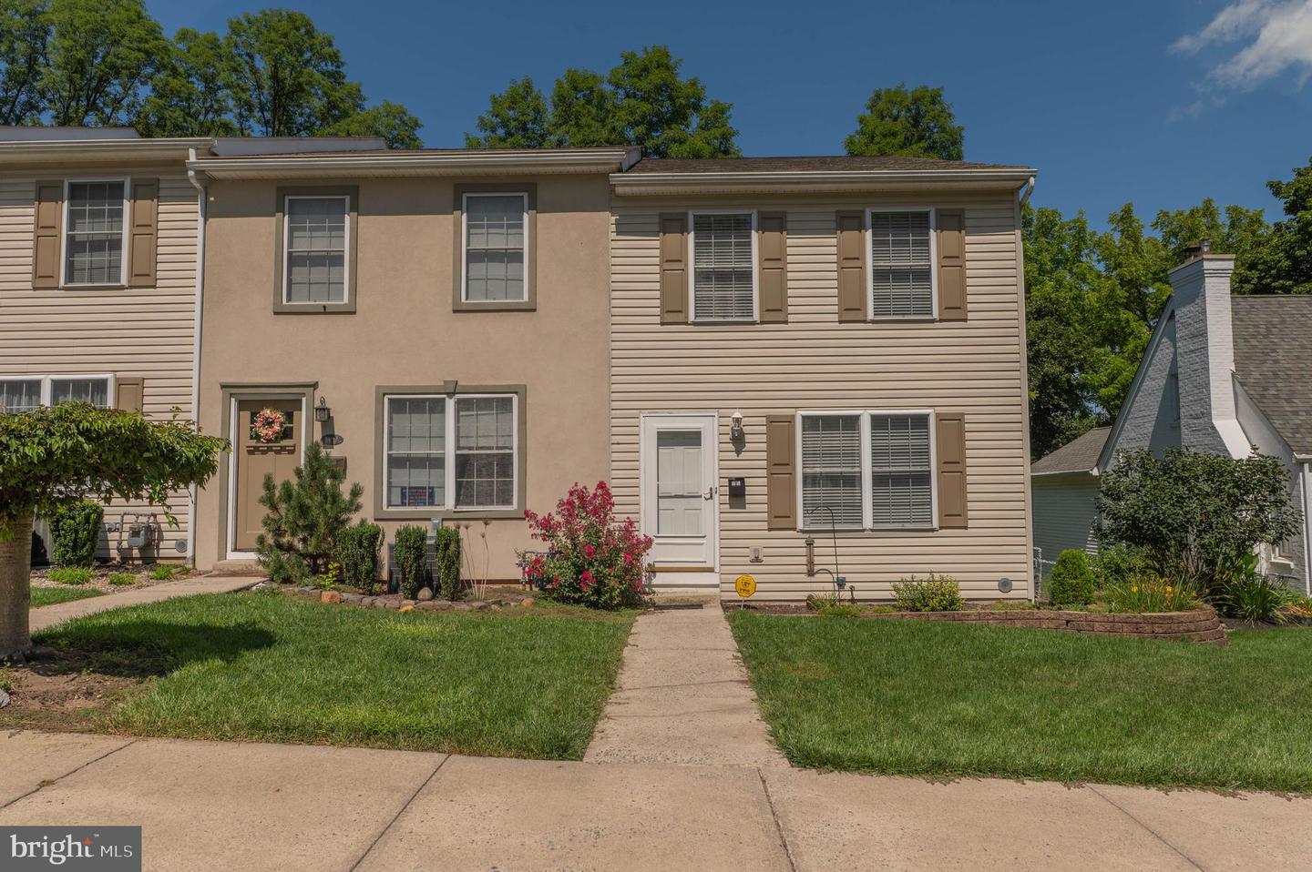 2117 W Walnut St — photo
