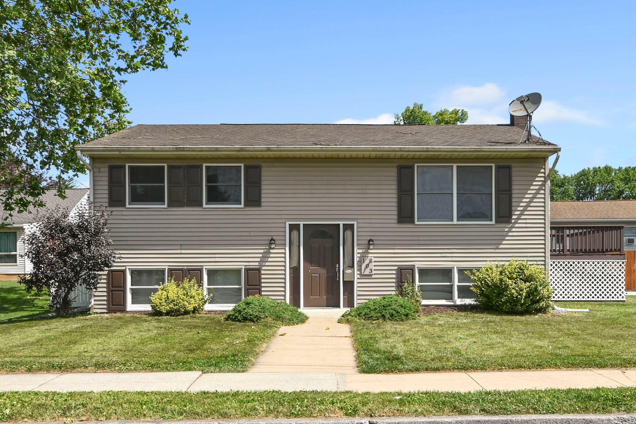 103 W Walnut St — photo