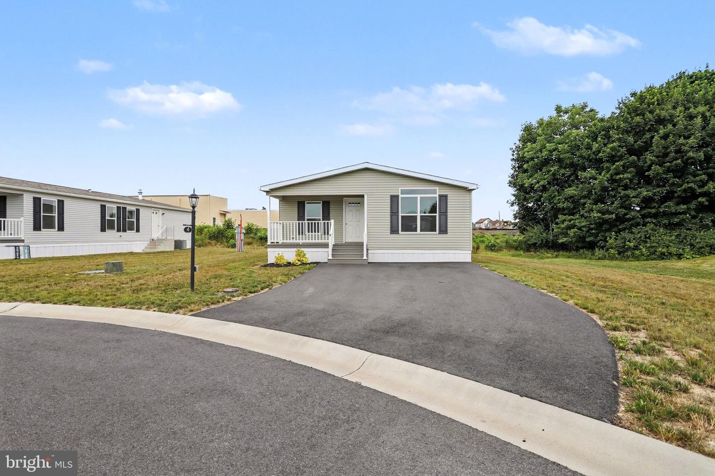 61 Evergreen Aly — photo