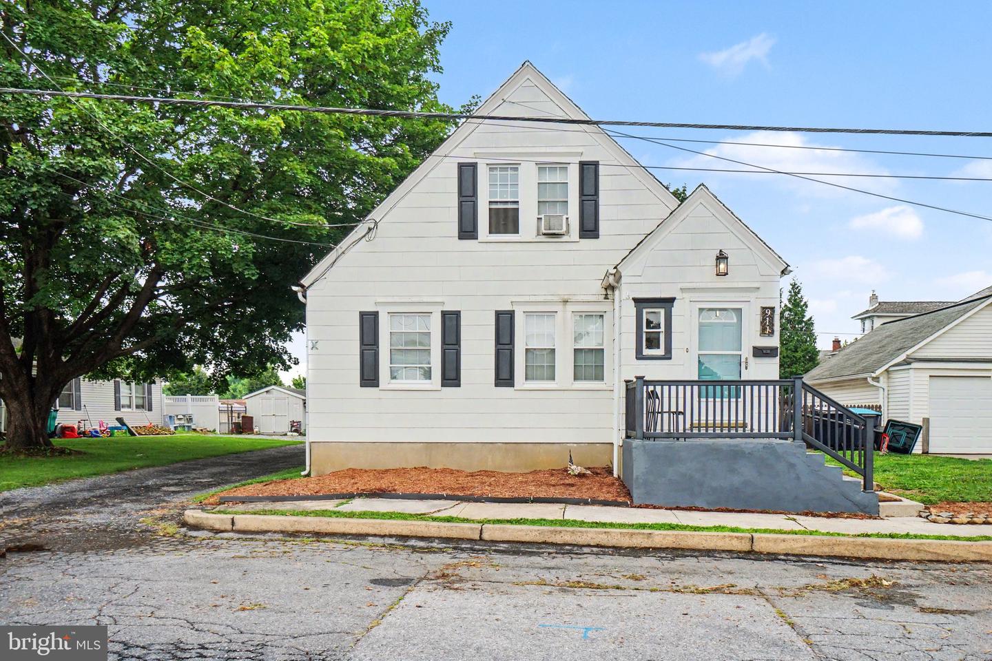911 W Cherry St — photo