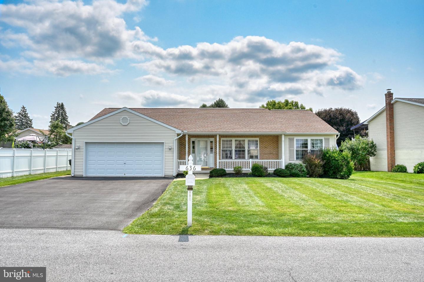 636 Meadow Dr — photo