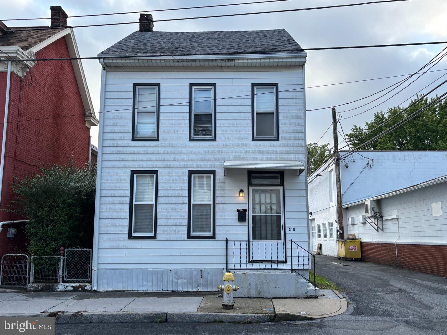 319 S 6th St — photo