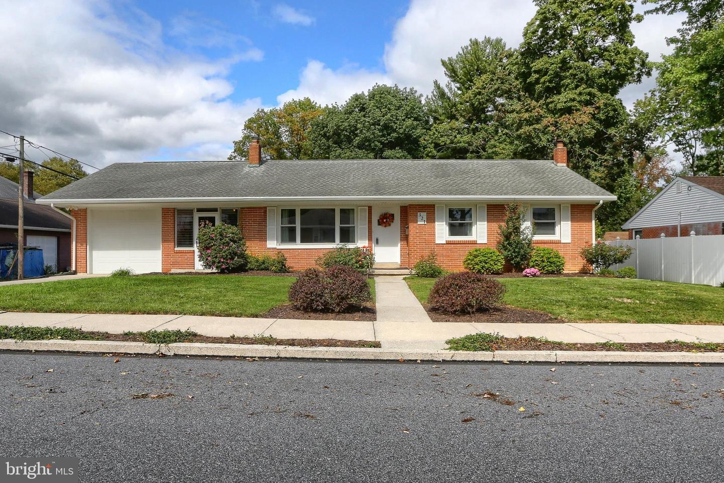 321 E Walnut St — photo