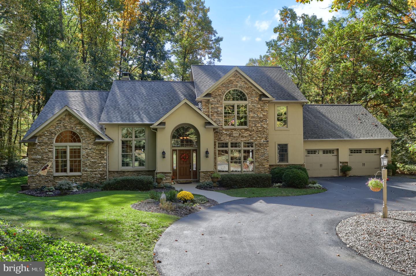 102 Spring Hill Ln — photo