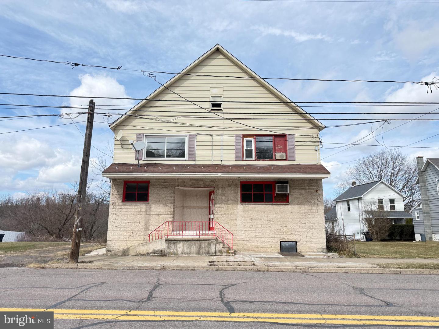 863 Main St — photo