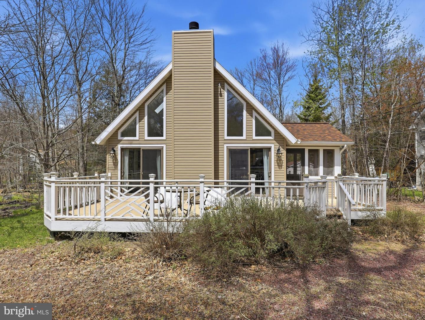 61 Floral Dr — photo