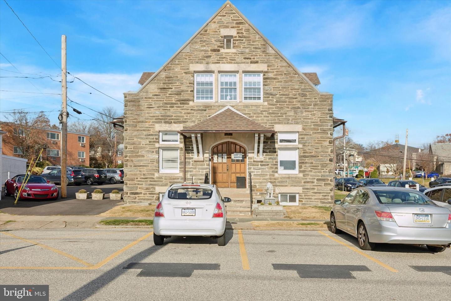 1 Roberts Ave — photo