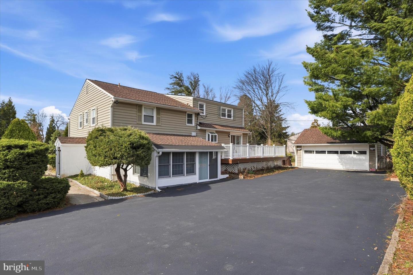 898 Crestline Dr — photo