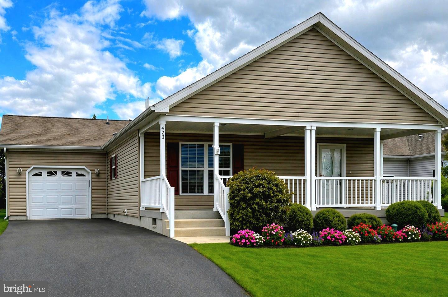 423 Honeysuckle Ln — photo