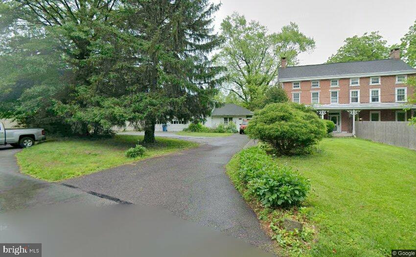 900 Homestead Ln — photo