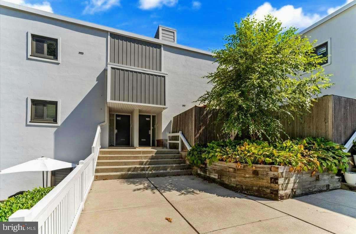 1750 Oakwood Ter #16C — photo