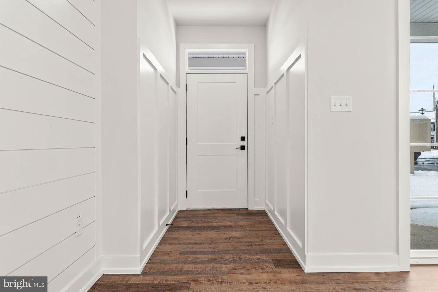 411 Isabelle Ct #201 — photo
