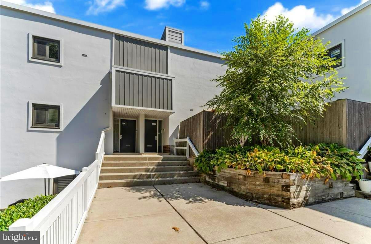 1750 Oakwood Ter #16C — photo