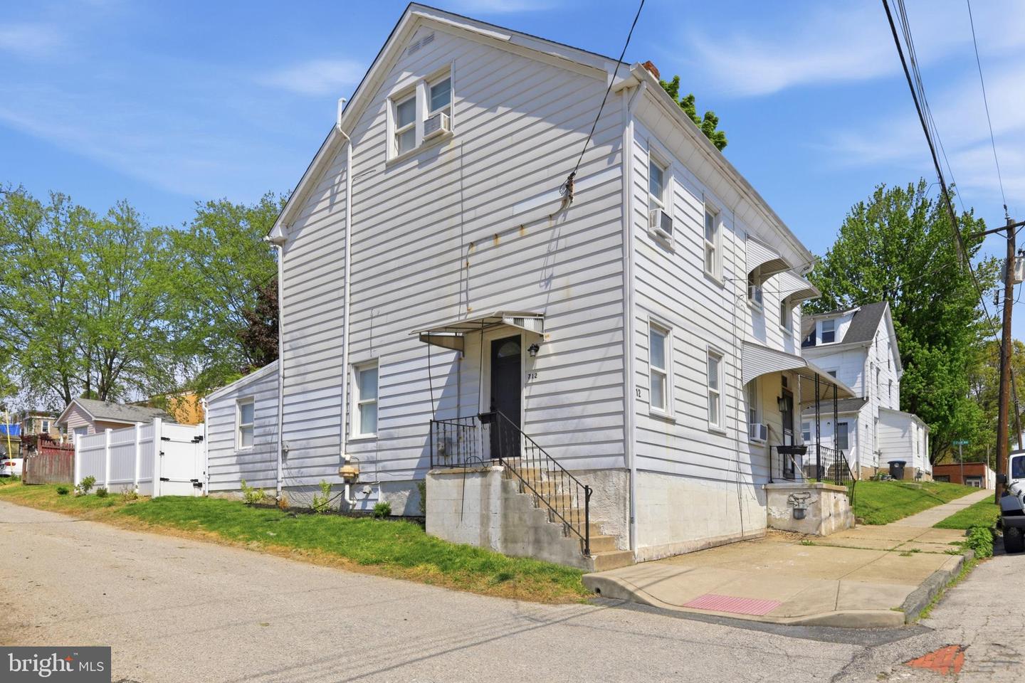 712 Wells St — photo