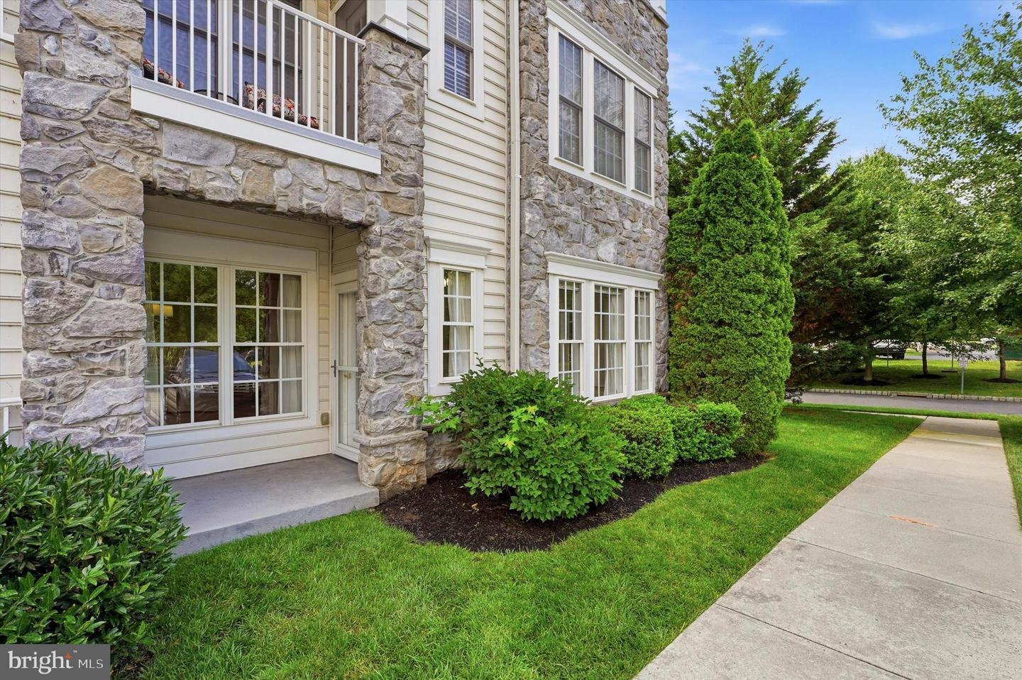 1102 Lilac Ct — photo