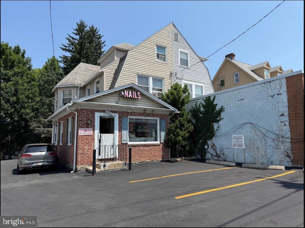 135 Montgomery Ave — photo