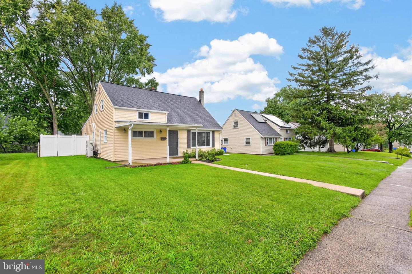 352 W Walnut St — photo