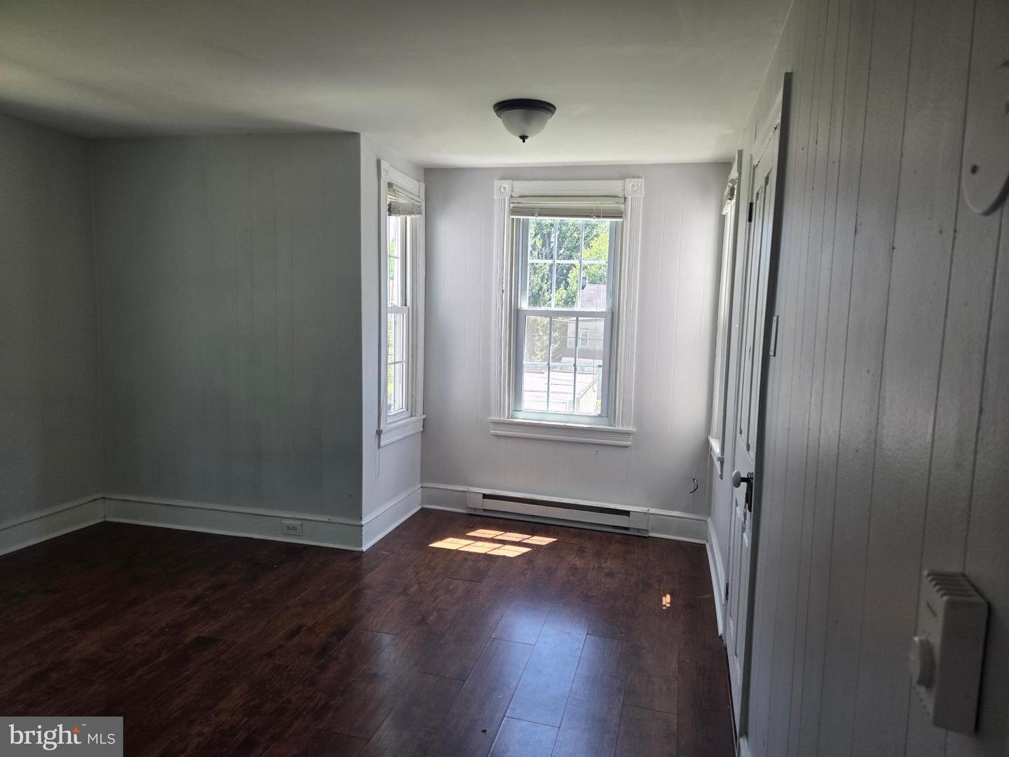 870 E High St — photo