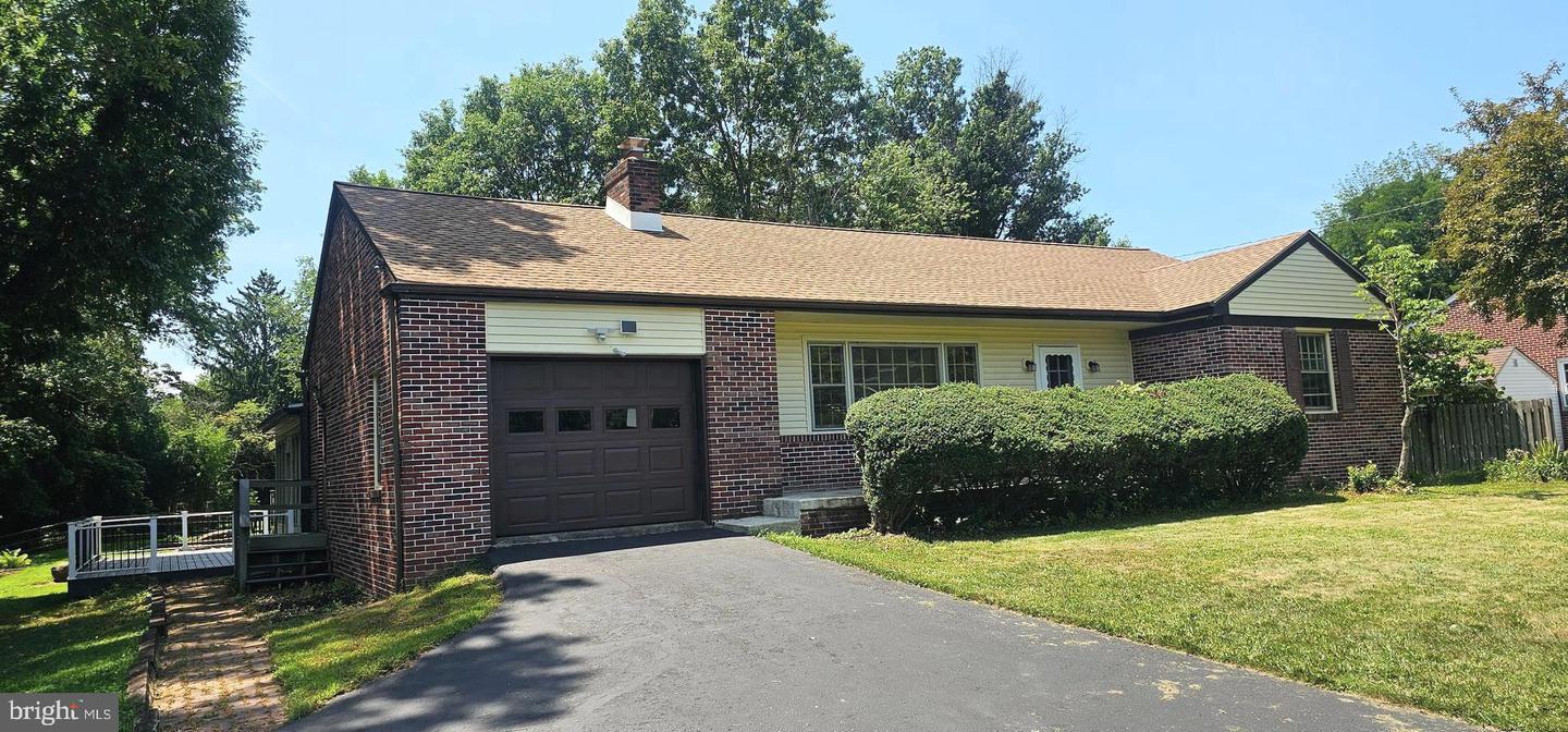 2247 E Orvilla Rd — photo