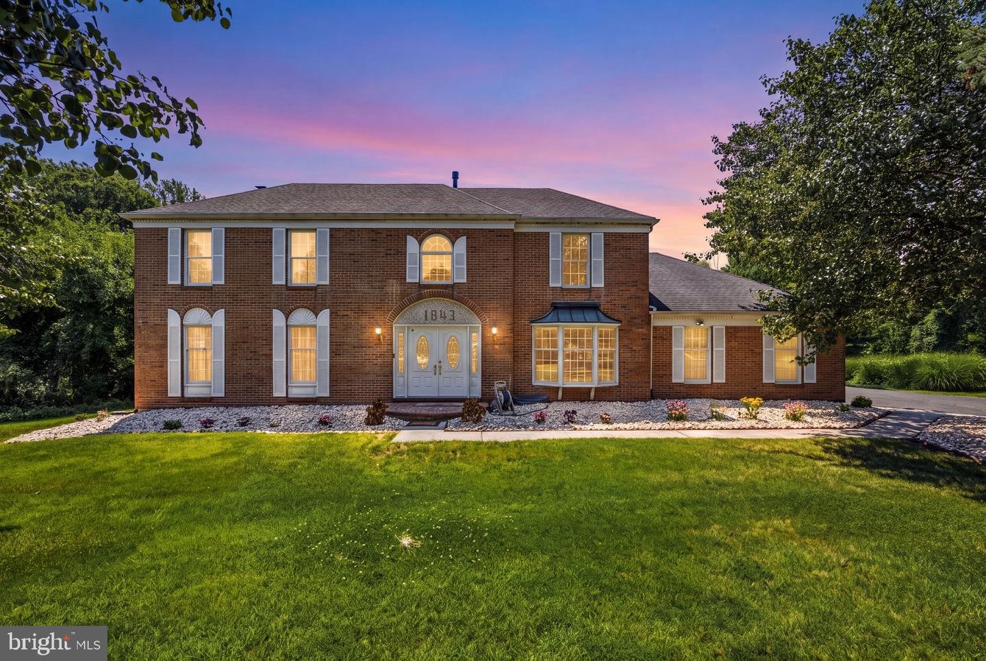 1843 Beacon Hill Dr — photo