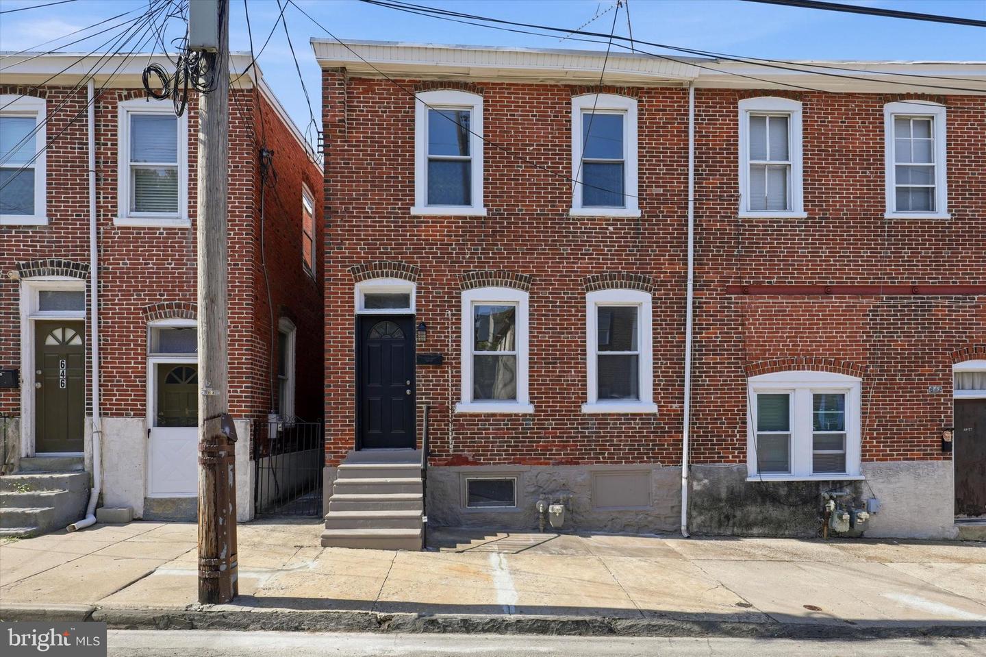644 E Moore St — photo