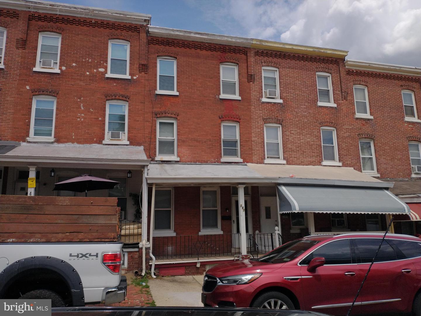 247 E Oak St — photo