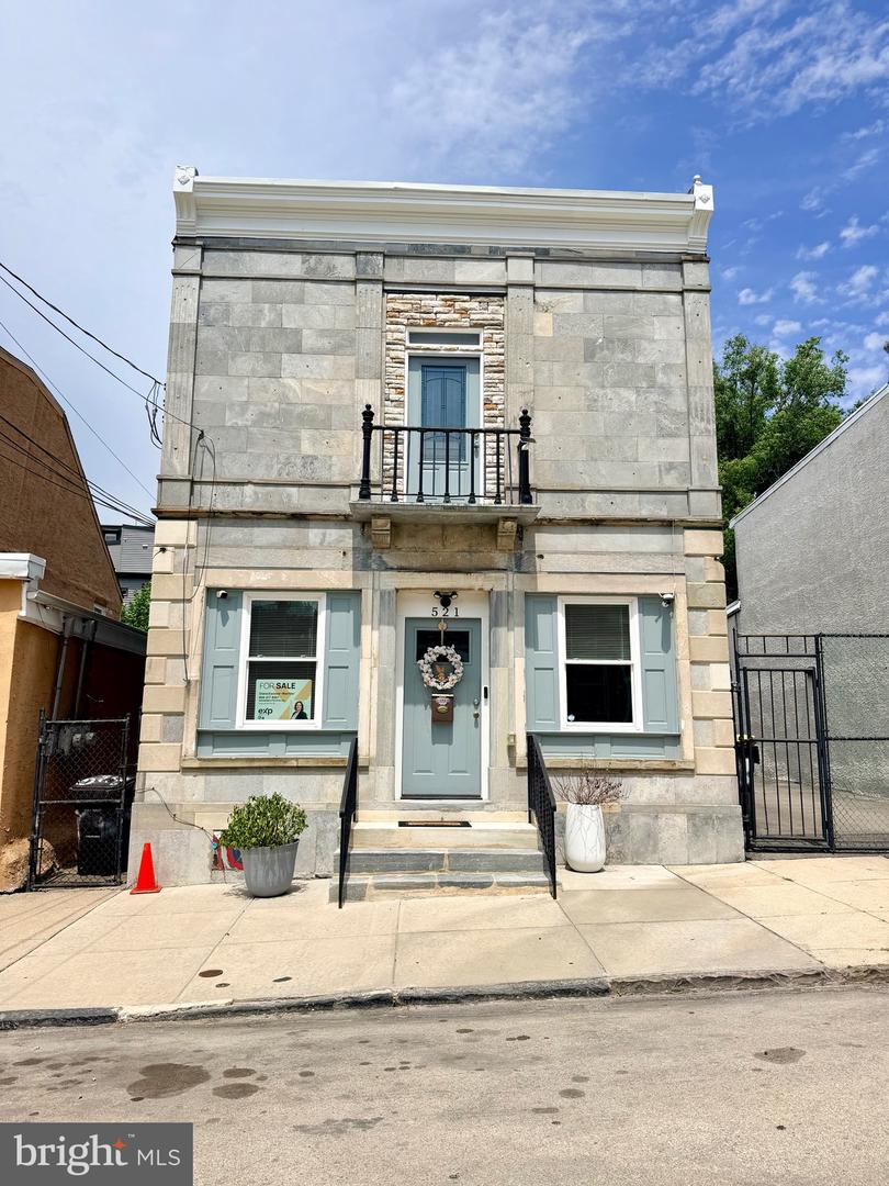 521 E Moore St — photo