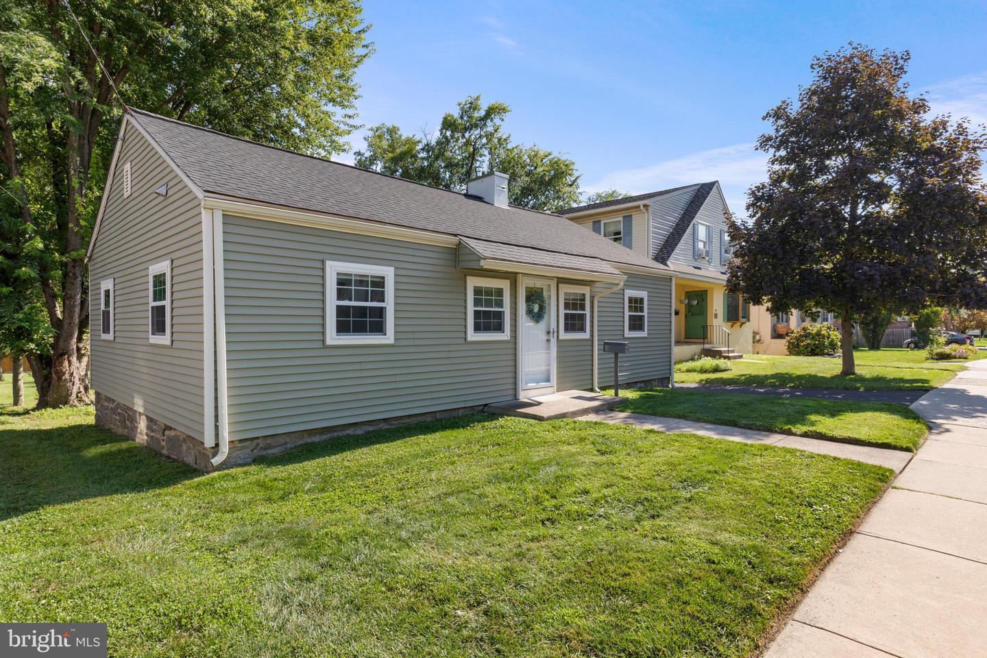16 Haws Ln — photo