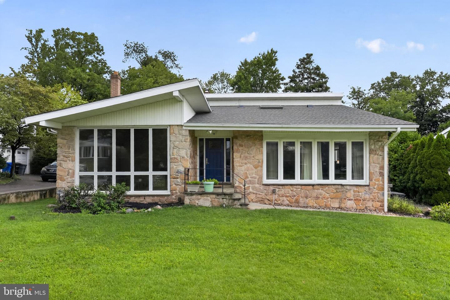 7931 Oak Hill Dr — photo