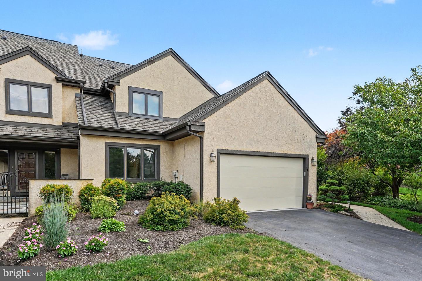 944 Hedgerow Ct — photo