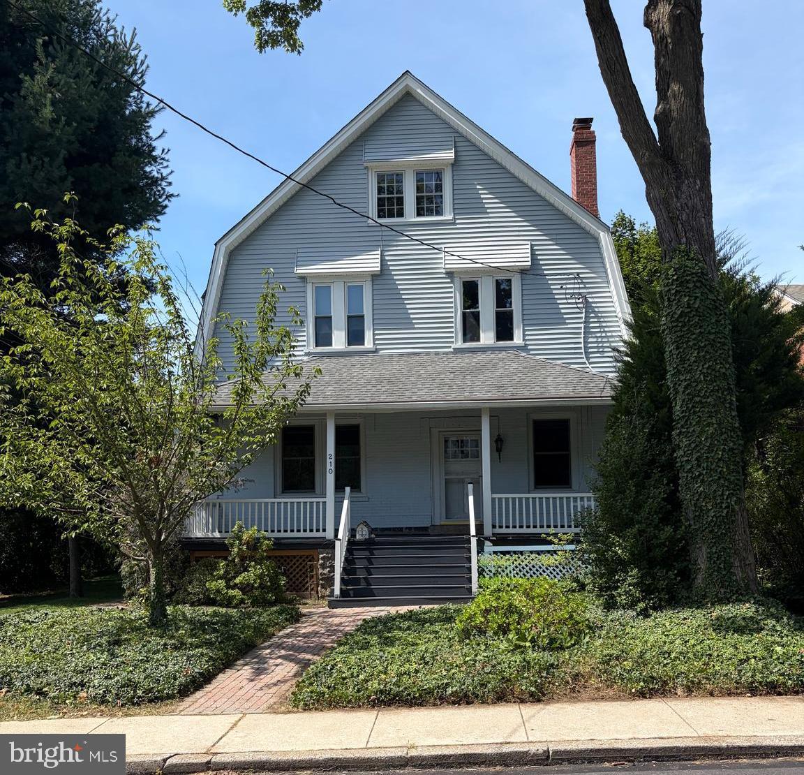 210 Grayling Ave — photo
