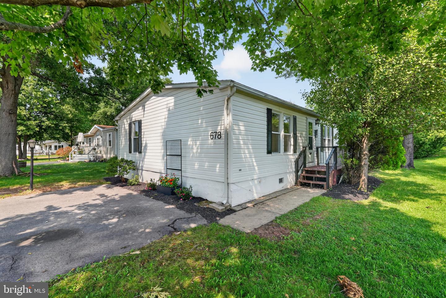 678 Walnut Ct — photo