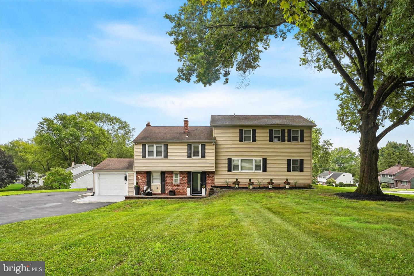 2351 N Parkview Dr — photo