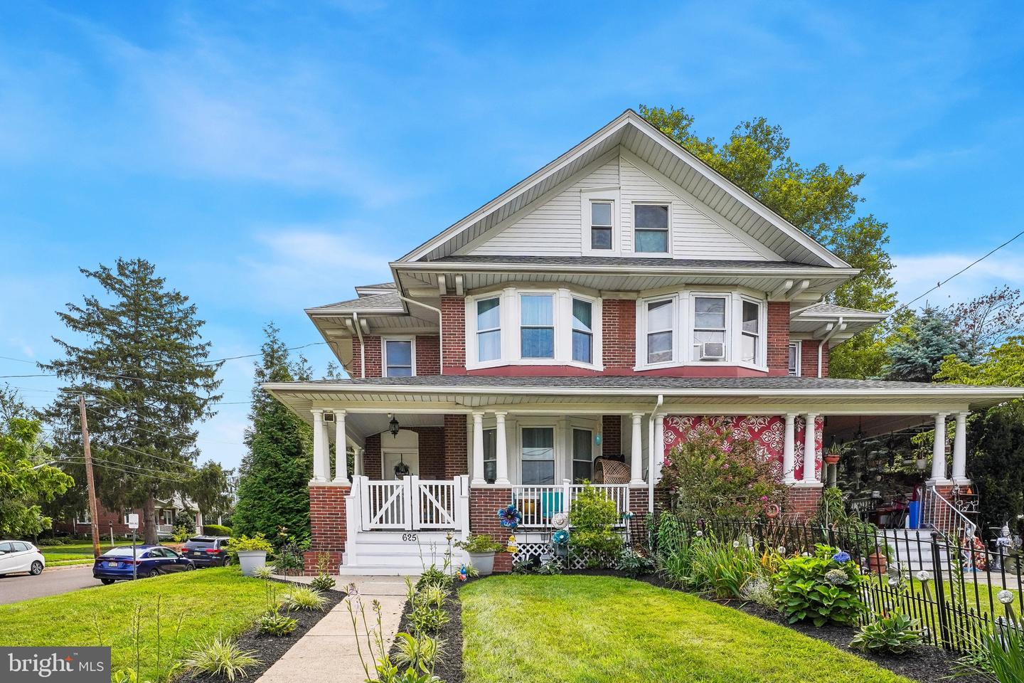 625 E Walnut St — photo