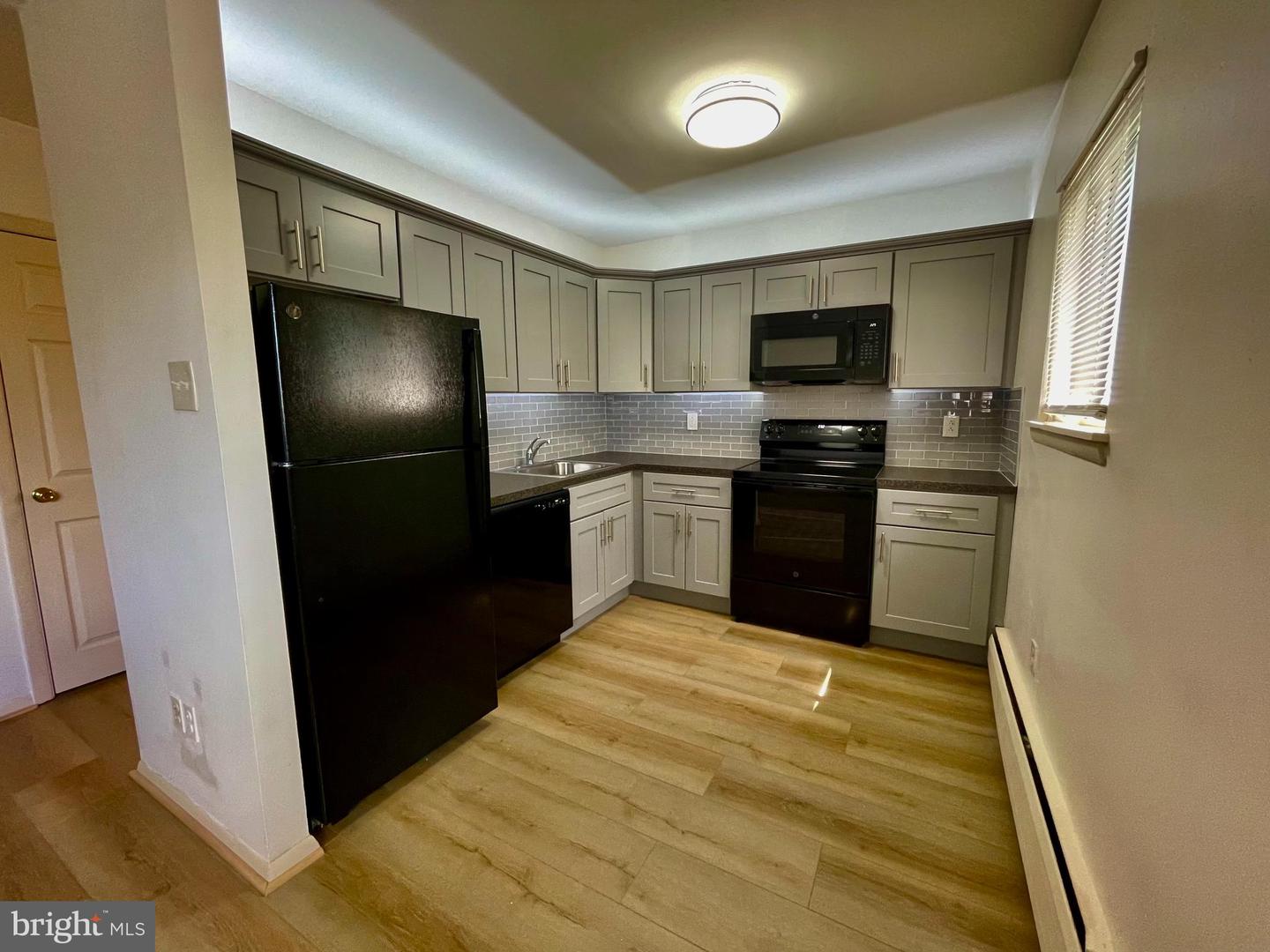 137 W Fifth Ave #C24 — photo
