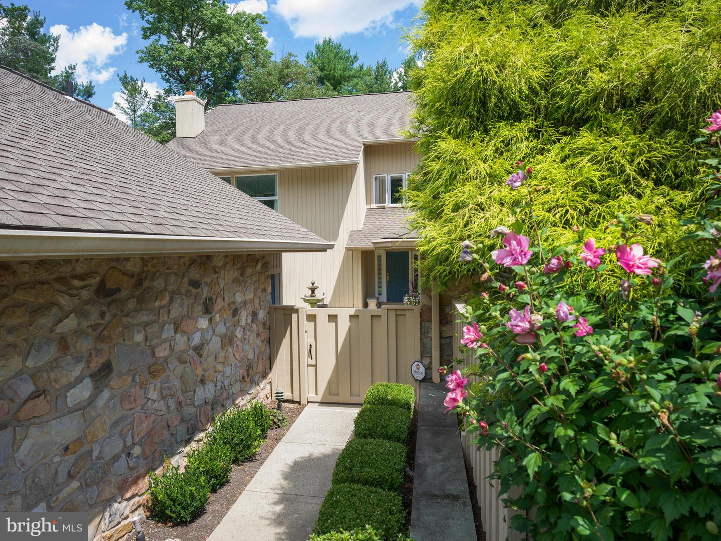 1202 Round Hill Rd — photo