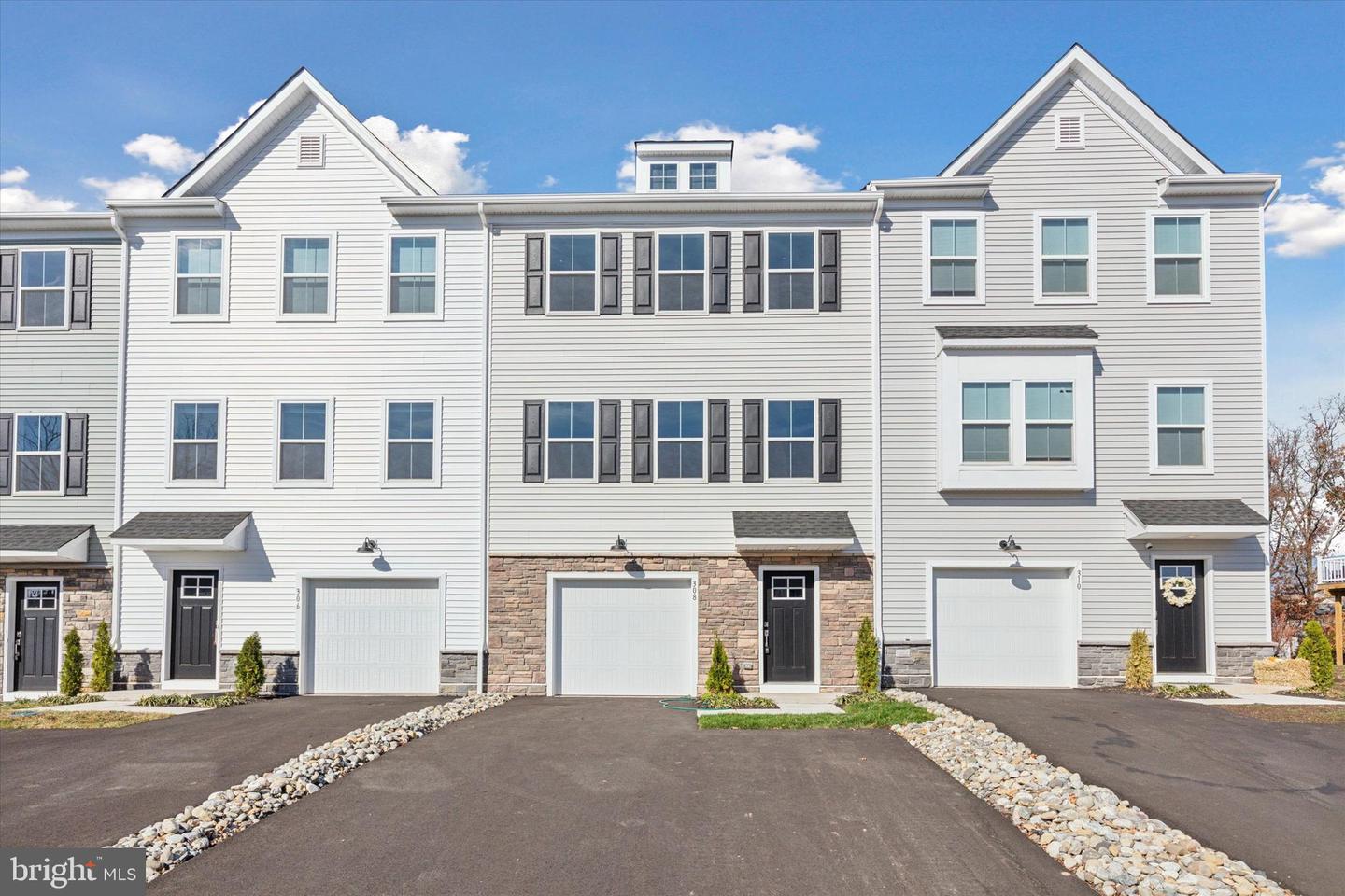 308 Bennetts Ct — photo